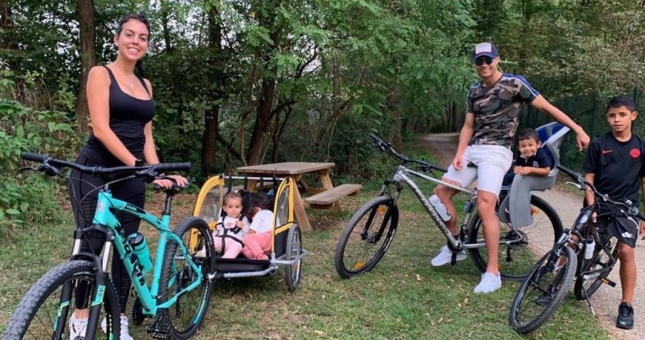 C. Ronaldo cùng bạn gái đạp xe chở các con đi dã ngoại