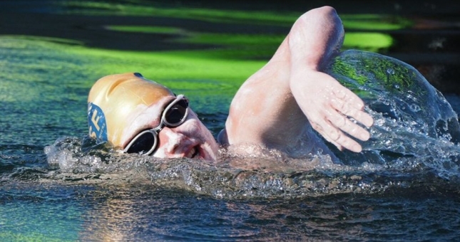 Thoát khỏi Ung Thư, người phụ nữ Mỹ lập KLTG bơi 135 km liên tục