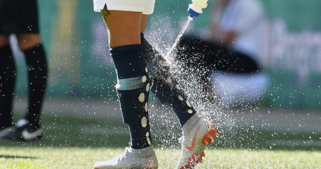 Tại sao nhiều cầu thủ lại đục lỗ trên tất như Kyle Walker của Man City