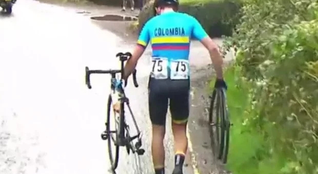 VIDEO: Cua-rơ bật khóc giữa đường vì thủng xăm nhưng không ai giúp 