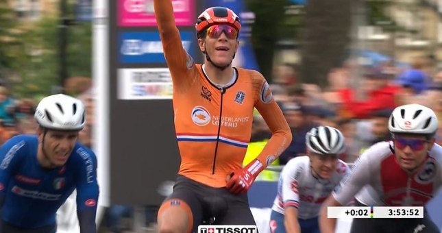 VIDEO: Cua-rơ bị tước chức vô định vì đạp xe 'núp gió ô tô'