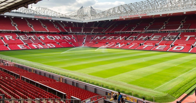 Tại sao sân đá bóng luôn có hai màu cỏ khác nhau?