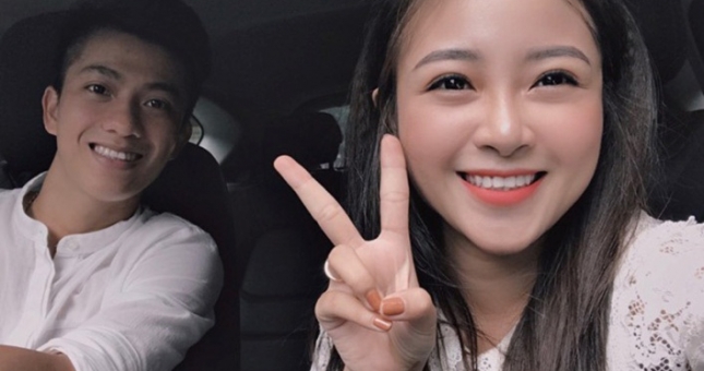 Phan Văn Đức 'tình tứ' bên bạn gái hot girl
