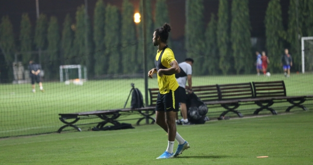 Cầu thủ Malaysia mặc 'áo đặc biệt' trong buổi tập đầu tiên