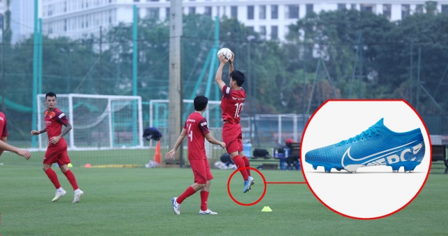 Công Phượng đi giày 'xịn' nhất đội trong buổi tập