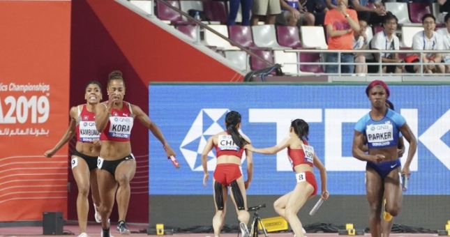 Kỳ lạ 4 VĐV Trung Quốc mất huy chương vì 'chạy lùi trao gậy'