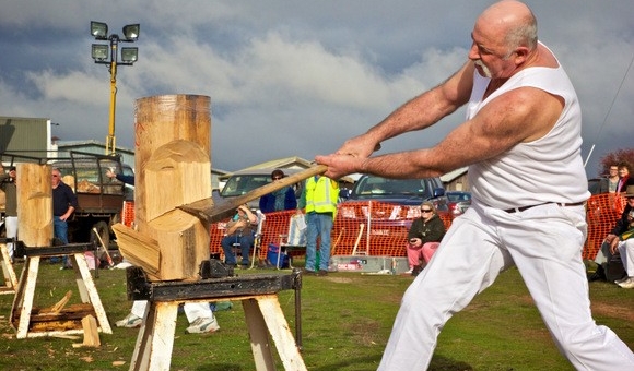 Độc đáo môn thể thao chặt gỗ cực tốn thể lực