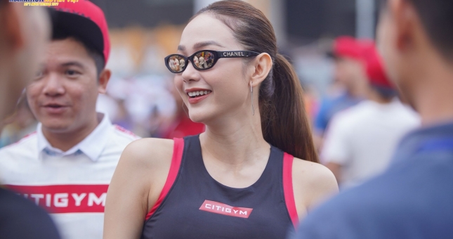 Diễn viên Minh Hằng mặc đồ thể thao, đi sneaker chạy bền 5 km