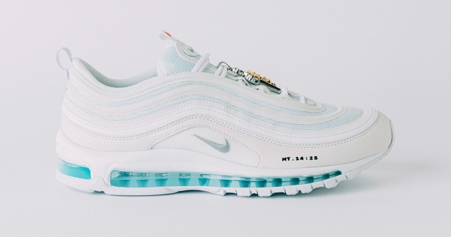 Giày chứa nước 'Thánh' bên trong của Nike có giá hơn 11000 USD