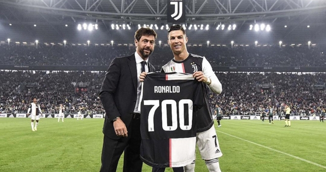 C. Ronaldo nhận chiếc áo đặc biệt từ chủ tịch Juventus