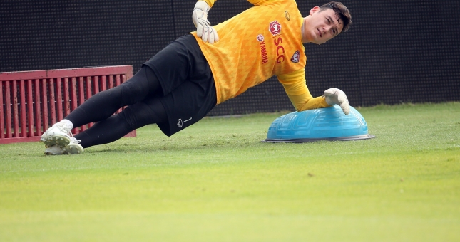 Những bài tập bắt bóng kết hợp cơ bụng thú vị của Văn Lâm