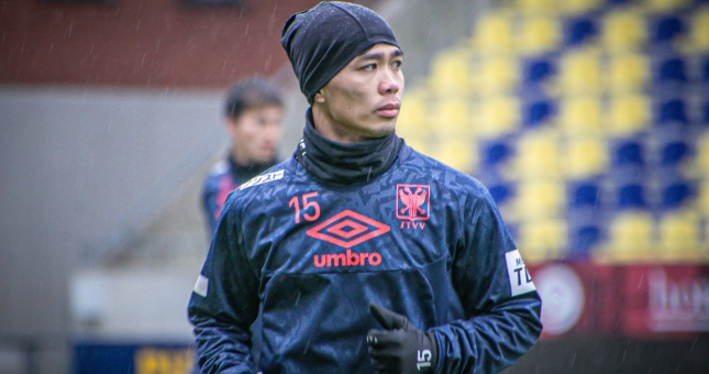 Công Phượng mặc kín mít trong buổi tập đầu mùa đông 