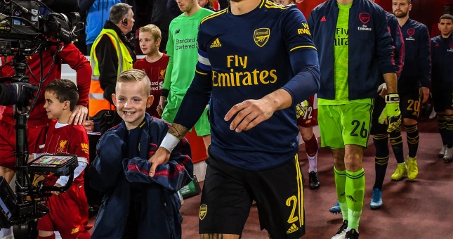 Sao Arsenal khoác áo cho cậu bé mascot bị lạnh 