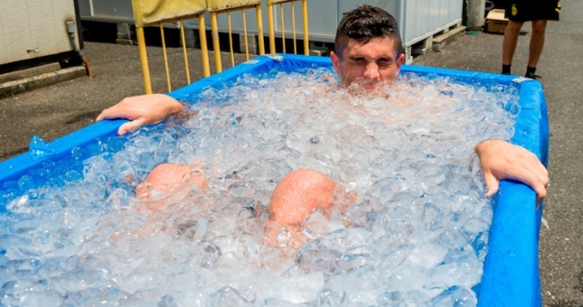 Biểu cảm hài hước của các cầu thủ khi ngâm đá sau trận đấu