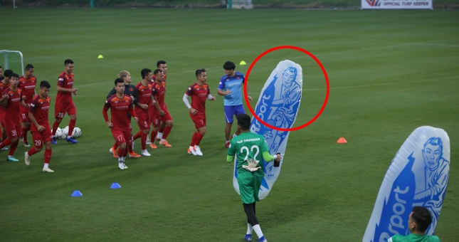 Thủ môn của ĐT Việt Nam có 'đồ chơi' mới