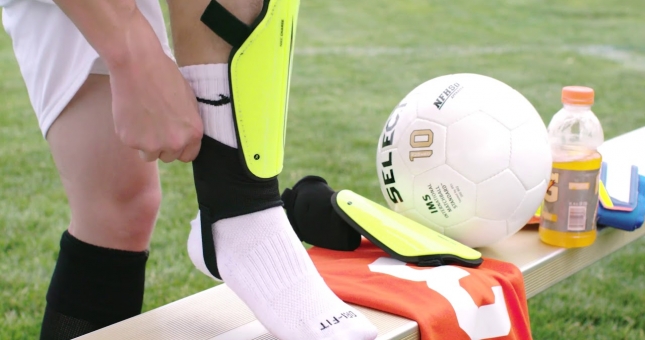 6 món đồ nên có khi đá bóng sân cỏ nhân tạo