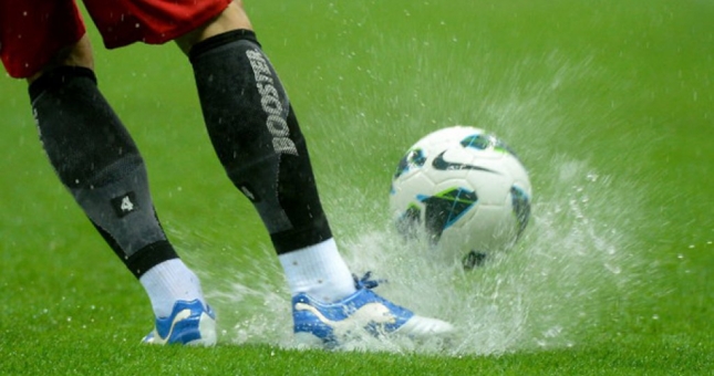 Đá bóng sân ướt các cầu thủ thường đi giày thế nào?