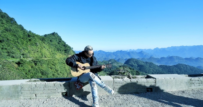 Hé lộ đôi giày đặc biệt xuất hiện trong MV 'OK' của Binz