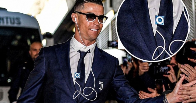Ronaldo gây sốt vì vẫn dùng tai nghe có dây và iPod shuffle