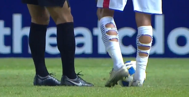 Giải mã đôi tất rách của cầu thủ U23 Jordan