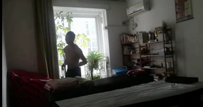 Người Trung Quốc chạy Marathon quanh giường vì dịch Corona