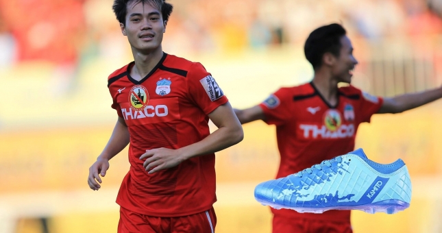 Xem giày đinh Văn Toàn tặng 30 'đàn em' tại học viện HAGL