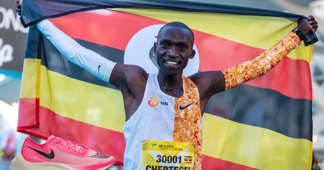 Siêu giày Nike lại giúp phá kỷ lục thế giới