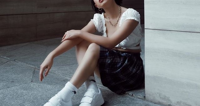 Châu Bùi và loạt sao gợi ý phối đồ với sneaker trắng