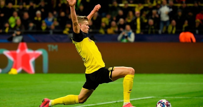 Cậu bé vàng Erling Haaland đi giày gì?