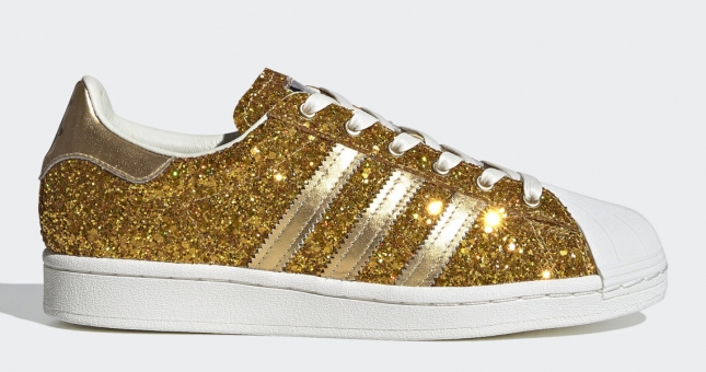 Adidas 'chơi lớn' với giày superstar mạ vàng 24K