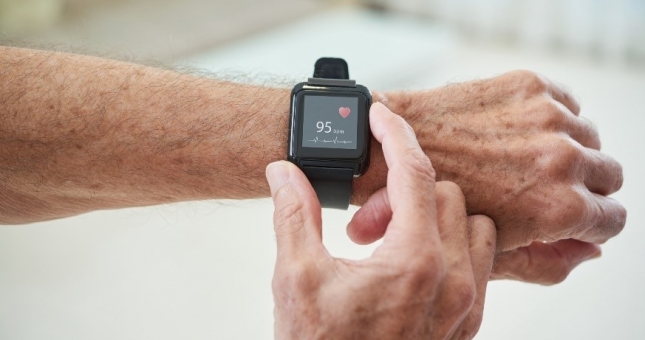 Mẹo khử trùng tai nghe, đồng hồ thông minh sạch khuẩn