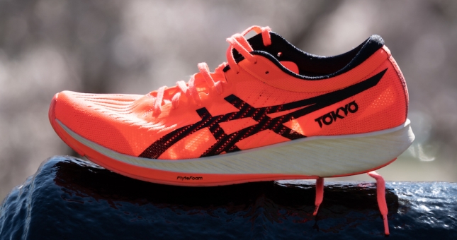 Asics ra mắt siêu giày đột phá với đĩa đệm carbon