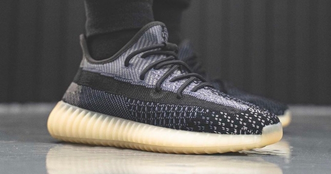 Trên chân Adidas Yeezy Boost V2 'Asriel' và 'Israfil'