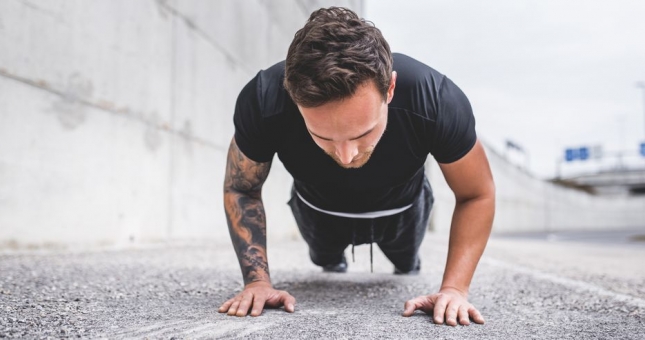 3 động tác giúp bạn mặc áo phông đẹp hơn