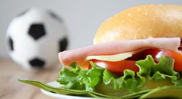 Dân văn phòng nên ăn gì trước khi đi đá bóng?