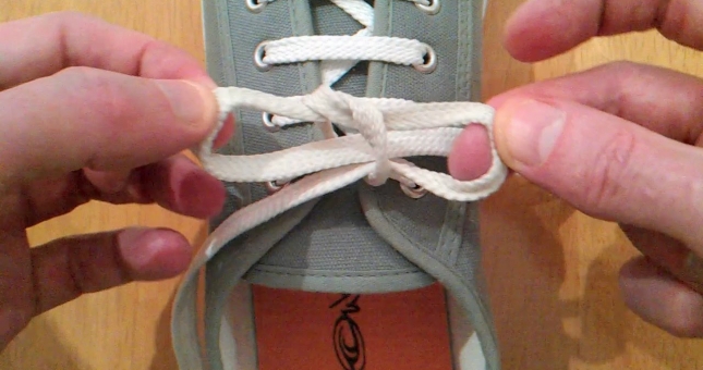 Cách buộc dây siêu giày nhanh không phải ai cũng biết