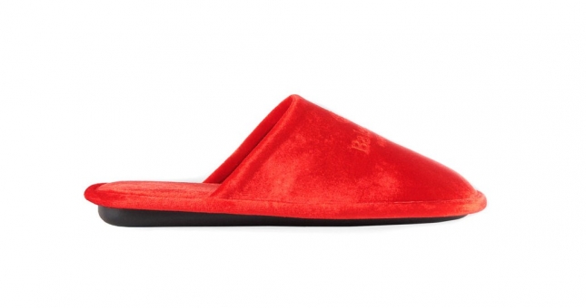 Balenciaga ra mắt dép đi trong nhà giá sốc