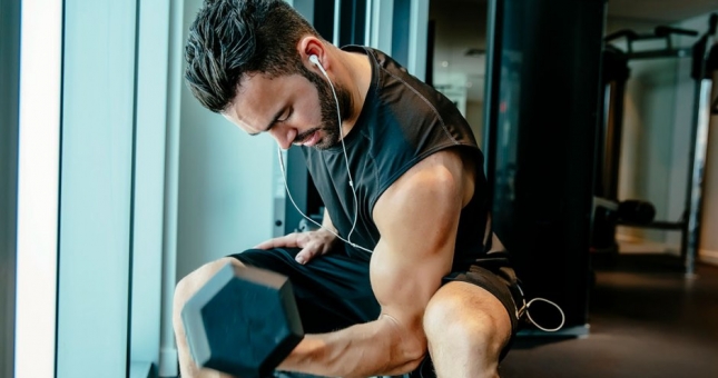 Tập tay trước và sau hiệu quả tại nhà với thiết bị hạn chế