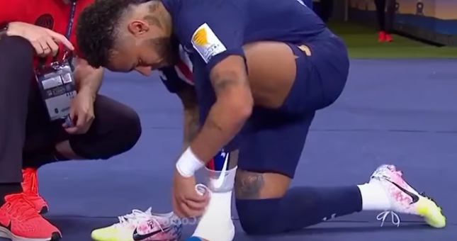 Tại sao nhiều cầu thủ quấn băng cổ chân như Neymar?