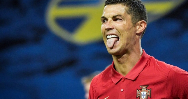 Cristiano Ronaldo ăn 6 bữa và ngủ ngắn 5 lần mỗi ngày