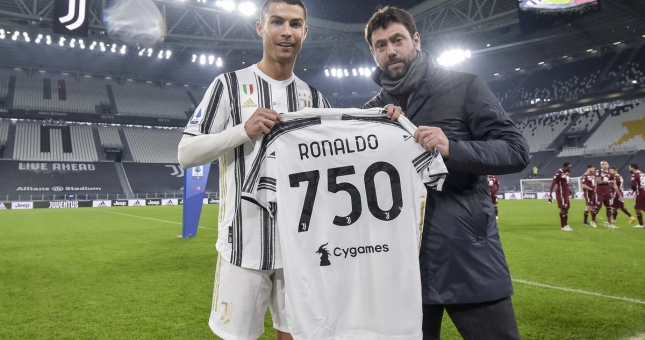C. Ronaldo nhận quà 'đặc biệt' mừng bàn thắng thứ 750