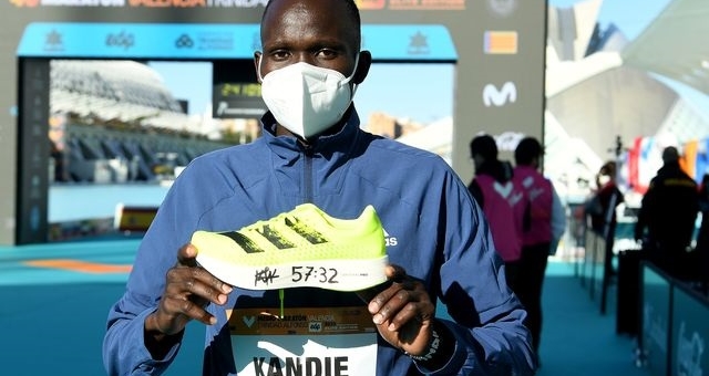 VĐV mang siêu giày Adidas phá sâu kỷ lục thế giới