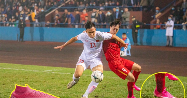 Văn Toàn diện giày hồng giống Mbappé