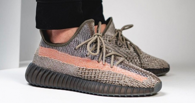 Trên chân Adidas YEEZY BOOST 350 V2 Ash Stone