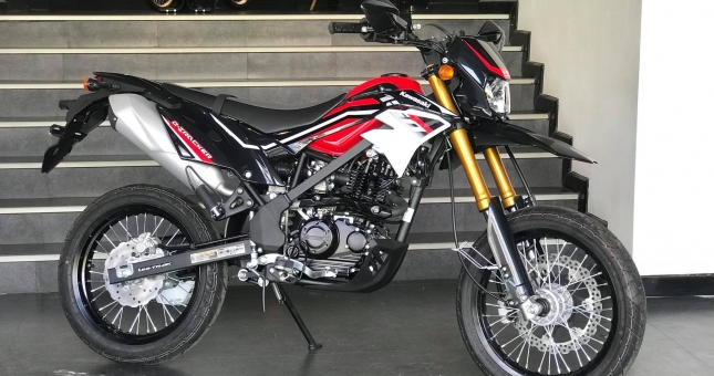 Ngắm 'cào cào phố' Kawasaki D-Tracker 150 đầu tiên ở Hà Nội