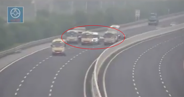 Ba xe khách 'diễu hành' trên cao tốc Hà Nội - Hải Phòng