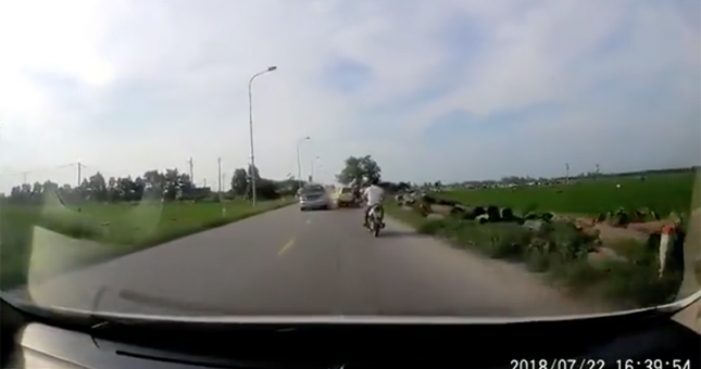 Lái xe không tỉnh táo, ô tô gây tai nạn liên hoàn