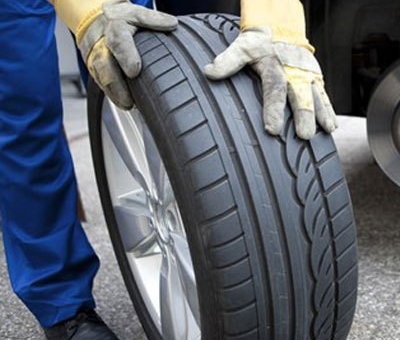 Đối phó với tình trạng nổ lốp ô tô trong những ngày nắng gắt
