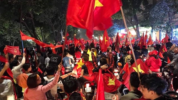 Báo Hàn Quốc ngưỡng mộ tình yêu bóng đá của CĐV Việt Nam