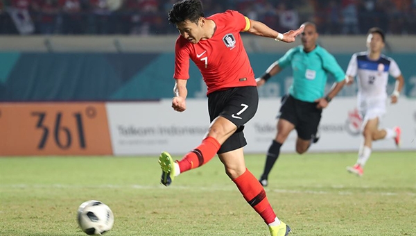 Son Heung-min thi đấu như... siêu nhân